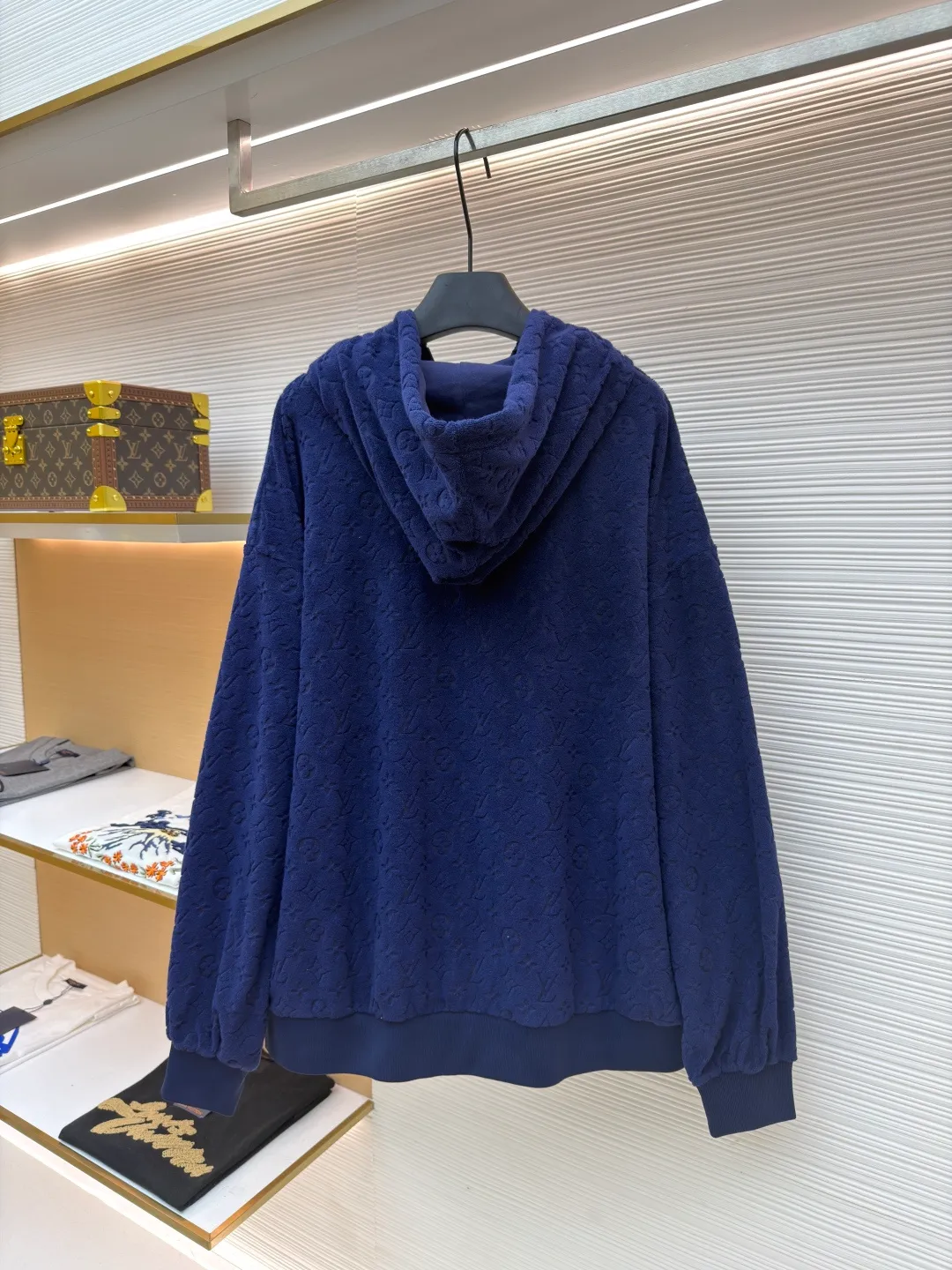 LOUIS VUITTON full-print terry zipper jacket ●Original version: Purchased and developed by 15127 ●Item No.: 1681419-B05 ●Fabric: Soft cotton blended terry luxury chiffon fabric ●Technology: Three-dimensional relief jacquard production ●Color: blue ●Version: Fitted version ●Weight: about 905 grams ●Size: S-M-L-XL ●Description: Custom-dyed soft cotton blended terry luxury terry fabric with clear texture, plump and lazy, comfortable and close to the skin, with navy blue as the main tone, as calm and profound as the deep sea, full-width Monogram embossing makes a stunning appearance, derived from the brand's profound cultural heritage, dark grain weaving, velvet feeling becomes poetry, quietly emerging with a looming attitude, fully recognizable, interpreting unparalleled fashion style, publicity in restraint, sophistication in casualness Make every touch a ceremonial experience, the three-dimensional relief jacquard technique uses a high-density electronic jacquard machine to achieve the Monogram three-dimensional effect through the "positive and negative layer weaving method". Apply heat pressure to the fabric locally through a customized mold to hot-melt the fibers in specific areas. Permanently shape the relief outline and position the cutting bed with infrared rays to achieve precise positioning of the material through infrared emitters and infrared receivers. The accuracy can reach the micron level. This meets Monogram's high-precision cutting, the overall routing is straight and delicate, the fabric is comfortable and soft, and the color is consistent without color difference. It can be matched with the same style to create a fashionable look and control various occasions. Customized accessories, complete with three standards, same style for men and women!